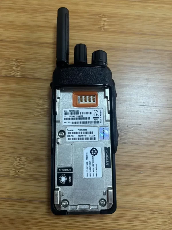 MOTOROLA MTP3250 TETRA 350-430MHz GPS Bluetooth Portable 2-ways Radio - Image 2